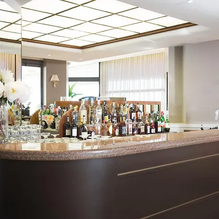 Cambridge Hotel 4*